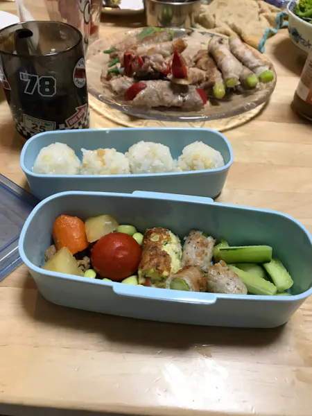 It's like a puzzle! Making lunch boxes.