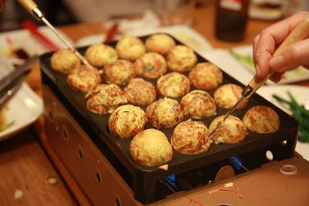 Osaka Soul Food Takoyaki　\r\nMatcha latte  with Matcha sweets \r\nLet\'s have fun making it together!\r\nVegetarians are welcome！