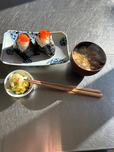 Make traditional craft magewappa bento boxes and rice balls and enjoy them with warm miso soup.