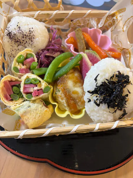 Vegan or Vegetarian Lunch box. For the Vegetarians or Vegans. Let’s make a beautiful bento box only with vegetables and plant-based foods.