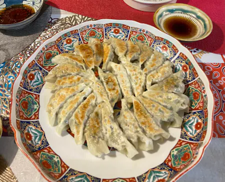 Let's enjoy 2 types of Gyoza, pan-flied one and soup one! Granma's easy and delicious cooking!