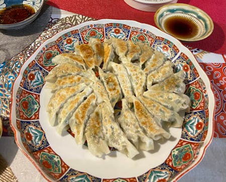 Let's enjoy 2 types of Gyoza, pan-flied one and soup one! 
Granma's easy and delicious cooking!