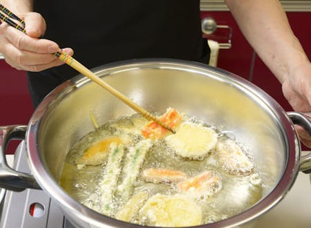 A variety of Japanese home cooking with your mother
Tempura, chawanmushi, green tea desserts, etc.