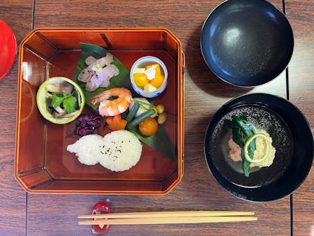 Let’s make and plate a traditional Daitokuji Bento box and have tea ceremony experience