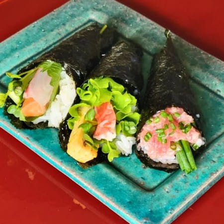 Experience Japanese home cooking! 
～Making hand-rolled sushi and market/supermarket tour～