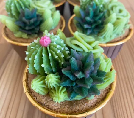 The traditional Japanese confection “Ukishima” adorned with cactus-shaped sweet bean paste, paired with Okinawan herbal tea.
