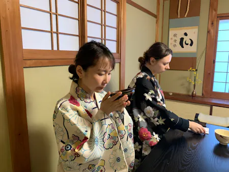 Tea ceremony experience class using a standing shelf. Tea ceremony, which is performed while sitting on a chair, is ideal for beginners and those who find it difficult to sit in seiza.