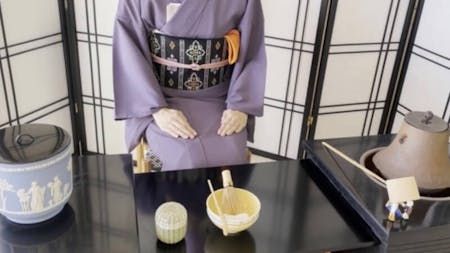 Tea ceremony experience class using a standing shelf. Tea ceremony, which is performed while sitting on a chair, is ideal for beginners and those who find it difficult to sit in seiza.