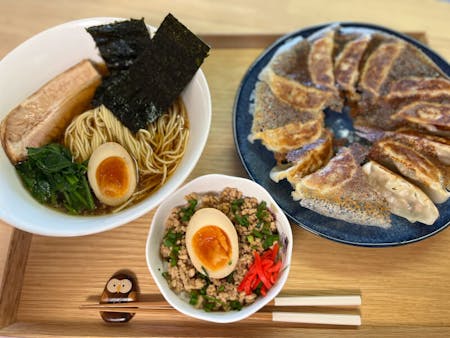 Let\'s make Tonkotsu(pork broth) style ramen and gyoza at home!\r\nEverything is handmade!