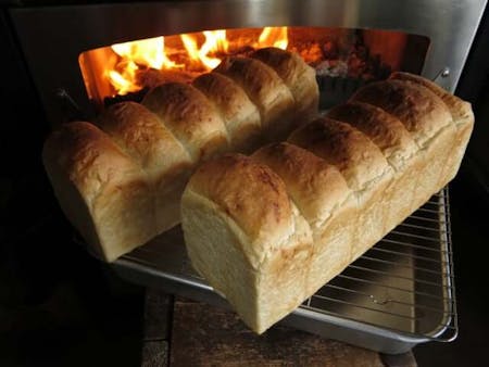 Making white bread use firewood