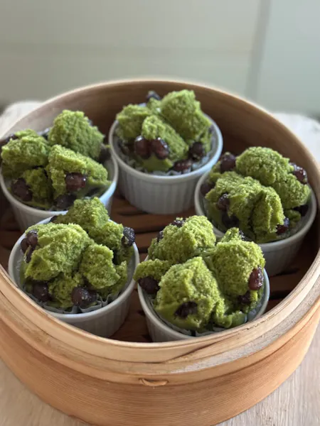 Making green tea steamed bread and cherry blossom steamed bread with rice flour pressed sushi