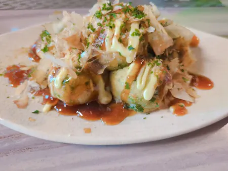Would you like to have a takoyaki party with us? We also have the option to do calligraphy and origami to fold cranes and other things, and have a wonderful time.