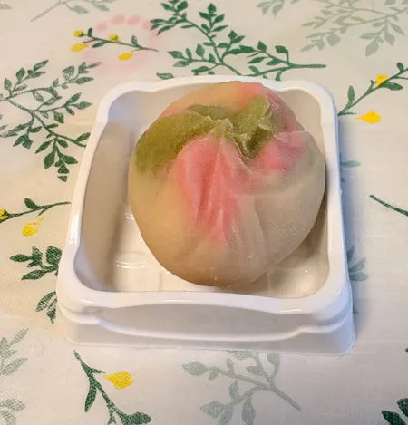 "Nerikiri" is a traditional Japanese sweet made by kneading white bean paste into a firm consistency and adding gyuhi.