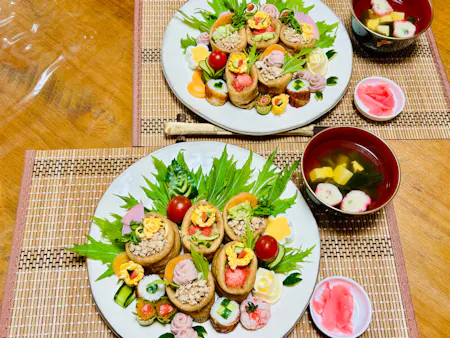 【Healthy and auspicious Japanese inari sushi. The decorative cut vegetables are appealing】