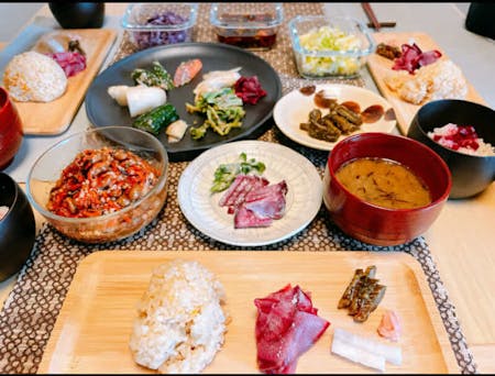Miso and soy sauce are indispensable to Japanese cuisine, as are traditional seasonings. After comparing the taste of local miso and soy sauce, try making and eating a \