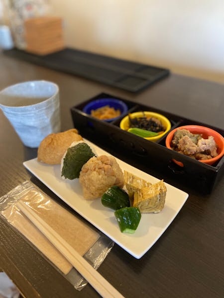 Let\'s enjoy Japanese Onigiri lunch at a small Japanese PUB, IZAKAYA!