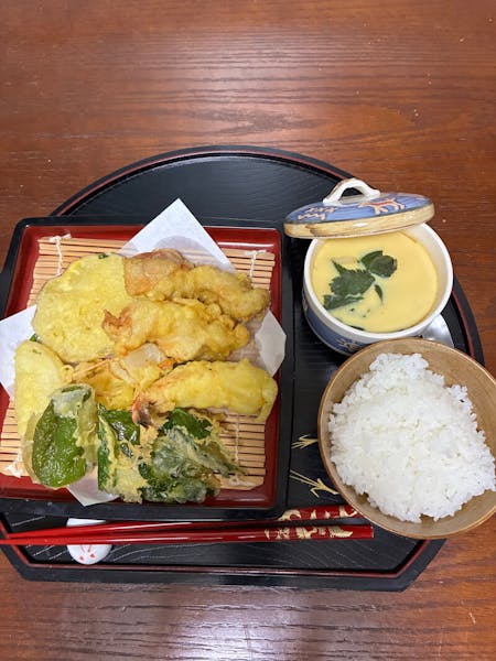 Regular Japanese meals with pastoral
feel 