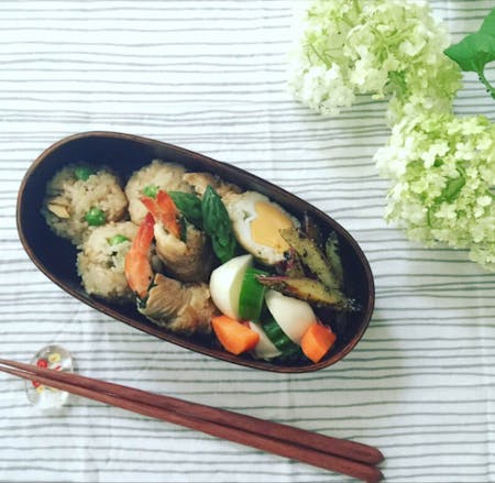 Seasonal bento made with traditional Japanese home cooking \r\nshiratama danngo and Roasted tea\r\n\r\n