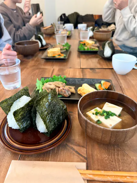 Japanese Mom’s Home Cooking Experience in Okurayama – Onigiri Making & Cooking Show | 2-min Walk from Station