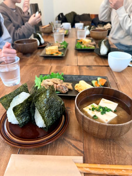 Japanese Mom’s Home Cooking Experience in Okurayama
– Onigiri Making & Cooking Show | 2-min Walk from Station