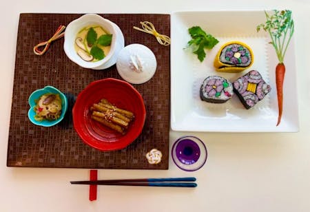 Let's experience making festival sushi! Other dishes include Chawanmushi and two root vegetable side dishes.And Japanese tea with dessert .