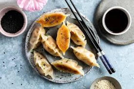 ushi Recipe Ingredients (Serves 4) Rice (for sushi rice) - 2 cups (approx. 360g) Water - to taste Vinegar - 50ml 3 tablespoons Sugar - 1 teaspoon Salt - to taste Fish for sashimi (e.g. salmon, tuna, sea bream, shrimp, salmon roe, etc.) - to taste Nori (nori) - 4 pieces Cucumber - 1 (sliced thinly) Avocado (optional) - 1 (thinly sliced) A little wasabi Soy sauce - to taste (for serving) Directions Prepare the sushi rice: Lightly wash the rice and soak it in water for 30 minutes to an hour. Cook the rice in a rice cooker. It is best to use a little less water than normal rice (about 1.1 times the amount of water compared to the amount of rice). Once the rice is cooked, add the sushi vinegar made by mixing the vinegar, sugar, and salt while it is still hot, and mix with a rice paddle. Let it cool. Preparing the Toppings: Thinly slice the fish for sashimi. You can use any type of fish, but tuna or salmon are popular. Thinly slice the cucumber and avocado. Making the Sushi Rolls: Place a sheet of nori seaweed on a rolling mat. Spread the sushi rice evenly on top of the nori, leaving about 1cm of space at the edges. Arrange your desired ingredients (fish, cucumber, avocado, wasabi, etc.) on top of the sushi rice. Using the mat, roll the sushi rolls, enclosing the ingredients. Lightly press down at the end to make a tight roll. Cutting: Cut the sushi rolls into bite-sized pieces. Wiping the knife with a wet cloth while cutting will help the sushi stay together. Done! Place the cut sushi on a plate and serve with wasabi or soy sauce, if desired. Additional information: How to make sushi vinegar: Mix 50ml of vinegar, 3 tablespoons of sugar, and 1 teaspoon of salt and heat until the sugar dissolves (be careful not to boil). It is very important to use fresh fish for sushi. Choose fresh fish that is suitable for sashimi. There is not only rolled sushi (makizushi), but also nigiri sushi (sushi made by hand). For nigiri sushi, simply form sushi rice into small balls and place the fish on top.