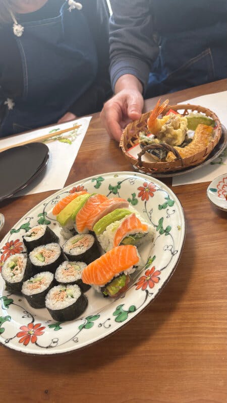 Beautiful sushi course ( from soup to dessert) Home-stay like small group lesson.