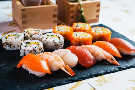 Sushi Making Experience Japanese Sake Drinking Set in Tokyo