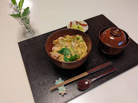 We'll make traditional Japanese home-style dishes, starting with the basics of making oyakodon (chicken and egg rice bowl) and miso soup, including how to prepare the broth. After the meal, we'll enjoy Japanese sweets. Let's try making our own matcha tea!