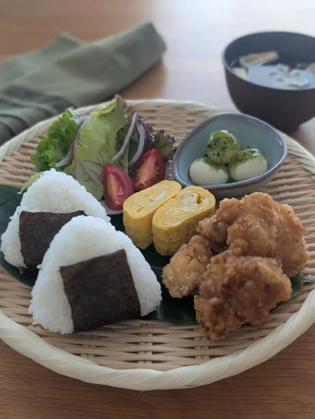 Make Your Own Japanese Home Meal! Onigiri & Japanese fried chicken plate