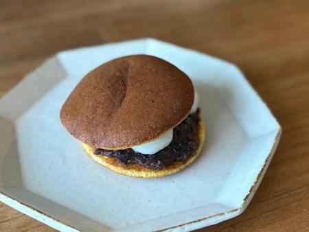 Let’s make dorayaki, a traditional Japanese sweets, with sweet red bean paste, mochi, and your favorite toppings in Sapporo!