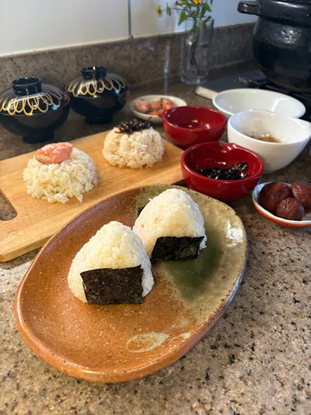 I'll teach you how to make miso soup and onigiri, two of Japan's soul foods. Let's try making Japanese food in Tsu City, located in the heart of Mie Prefecture.