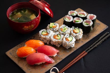 Be a sushi master! Cook 3 types of sushi, rolled omelet and miso soup