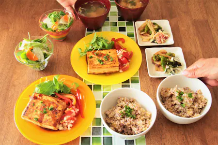 Healthy and wonderful meals by handmade soba and brown rice, and cooking professionals.
