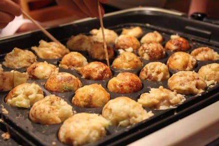 Traditional Osaka cuisine, “Takoyaki”（Octopus ball） party!