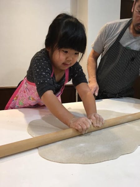 Cooking class to make soba. Knead from buckwheat flour, stretch and cut into noodles