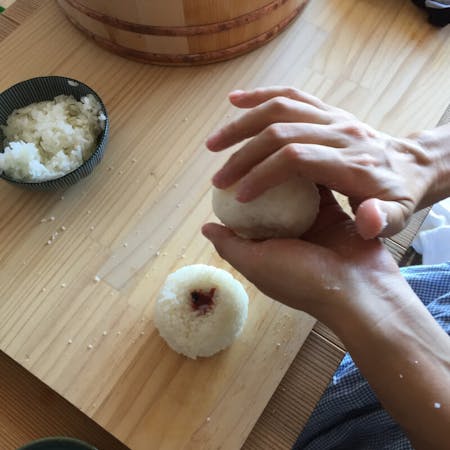 Let's make a rice ball with the Japanese heart tightly packed together!