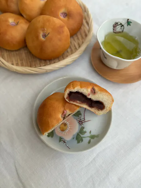 Japanese soft bread baking experience Fluffy bean buns made from bean paste and delicious rice balls