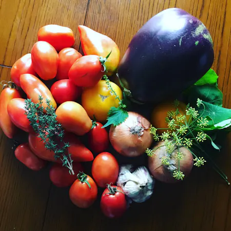 Easy cooking using vegetables stuck to ingredients from Hokkaido
