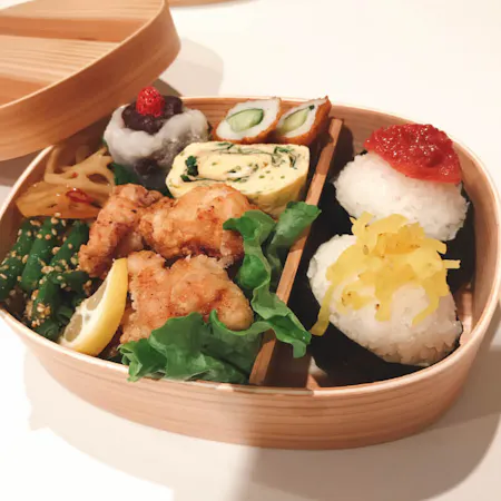 Tokyo Market Tour & Bento Cooking Class : Make Kawaii Onigiri & Krispy Karaage with a Local