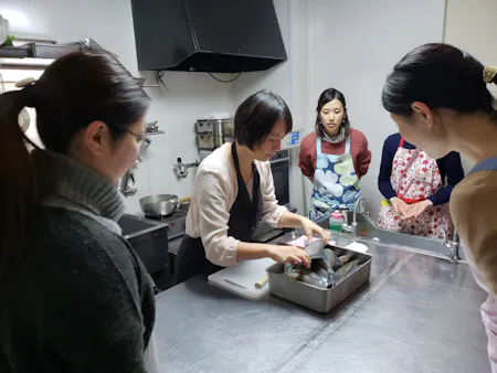 Why not join a sushi-roll making lesson in a town with an ocean view, just a 5-minute walk from Akashi Station?