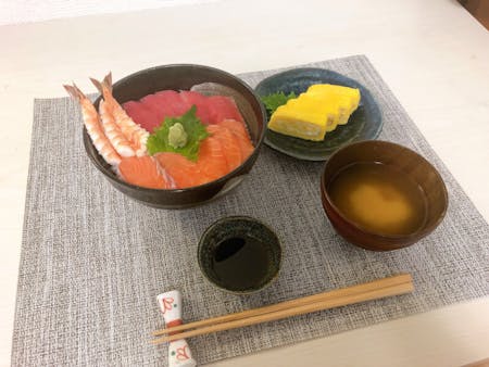Let's make your own seafood bowl, rolled eggs and miso soup!