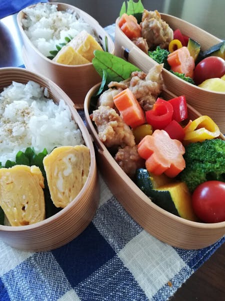 Japanese Karaage Bento in Magewappa with seasonable vegetables