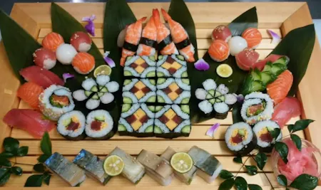 Let's make Sushi , a specialty of Osaka, taught by a professional! We also teach popular Ramen. Please apply for 2 or more people.