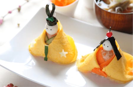 Make dolls of the Emperor and Empress using　chirashi sushi.