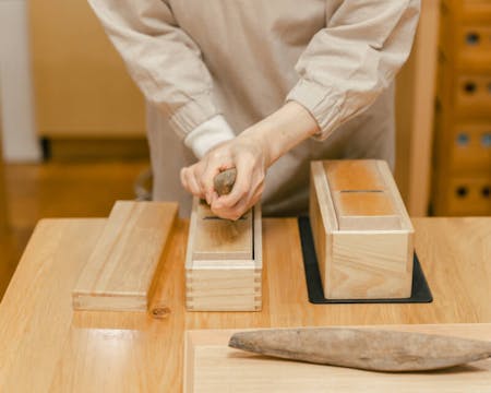 Let's make Onigiri/rice balls, Karaage/Japanese style fried chicken, dashi-maki tamago/ a Japanese style rolled omelet. You can also enjoy shaving katsuobushi and flavorful dashi/ Japanese broth!
