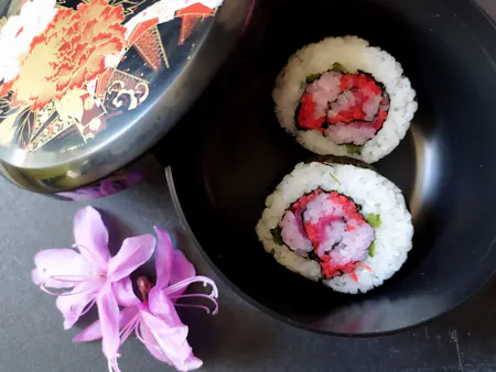 [2 or more people] Experience the traditional sushi rolls with beautiful cross-section patterns. Come and enjoy this edible art in Sawara, the town that retains the beautiful Edo-period atmosphere, a historically valuable area designated as an important preservation district for traditional buildings.