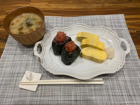 The fundamentals of Japanese cuisine class at Shizuoka prefecture. Cook your own tamagoyaki (rolled omelette) and onigiri (rice balls) and miso soup.