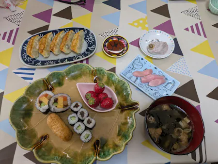 Please tour a traditional Japanese-style room and enjoy Japanese cuisine. At my house, we displayed beautiful hina dolls in March.
