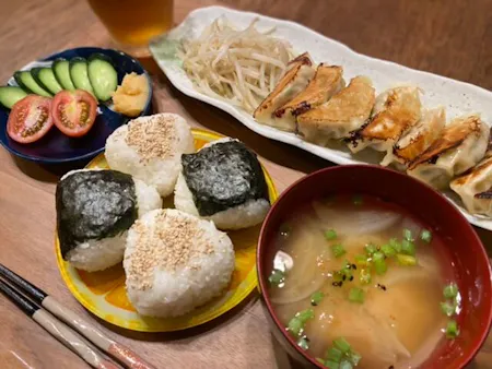 Let's make Hamamatsu dumplings, rice balls (salmon and bonito), and fresh vegetable miso soup together! In Saitama, a city famous for bonsai!